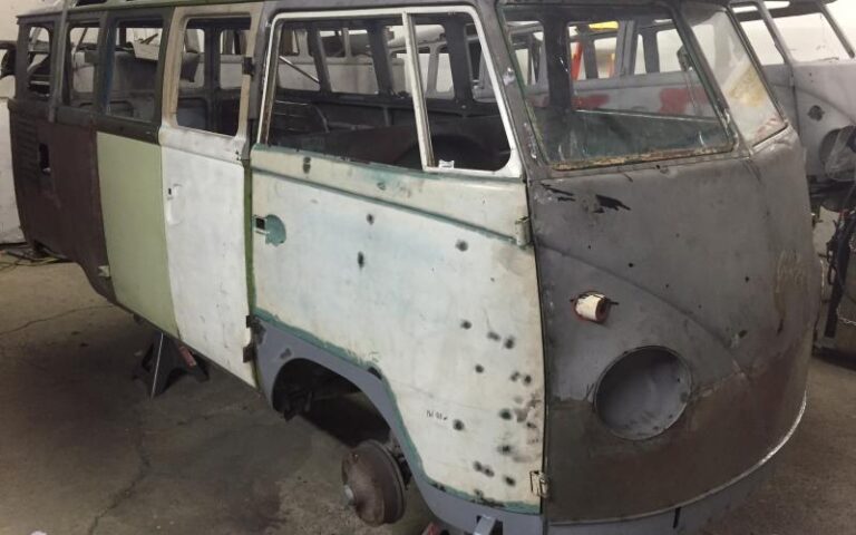 1961 VW 23 Window Deluxe Microbus p 20 u 1