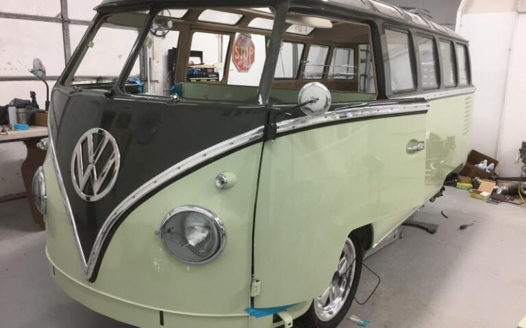 1961 VW 23 Window Deluxe Microbus p 20 u 5-4