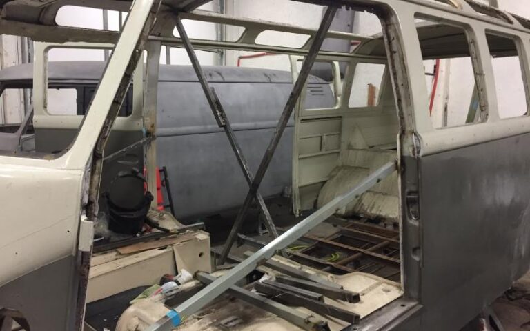 1964 Volkswagen 21 Window Deluxe Microbus p 24 u 1-1