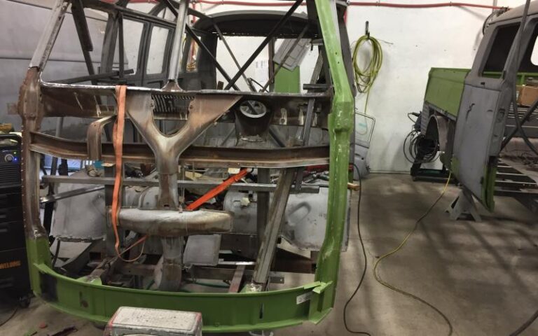1964 Volkswagen 21 Window Deluxe Microbus p 24 u 1