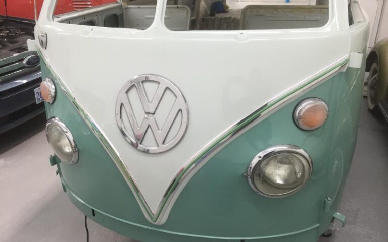 1966 Volkswagen 21 Window Deluxe Microbus p 16 u 3-2