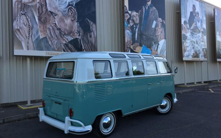 1966 Volkswagen 21 Window Deluxe Microbus p 16 u 4-2