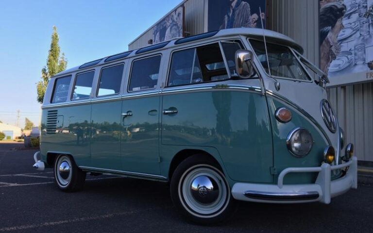 1966 Volkswagen 21 Window Deluxe Microbus p 16 u 4-3