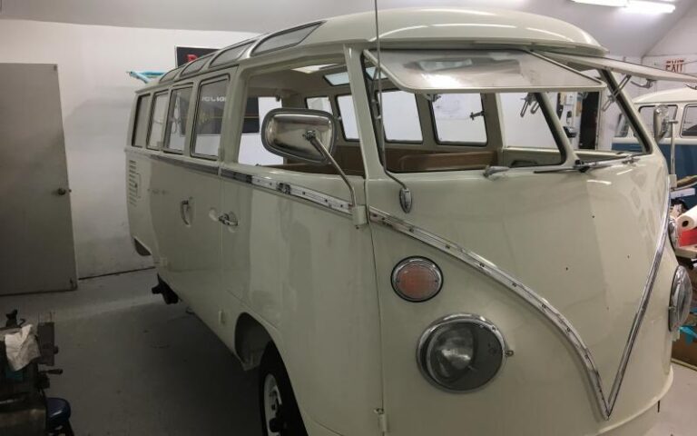 1966 Volkswagen 21 Window Deluxe Microbus p 23 u 2
