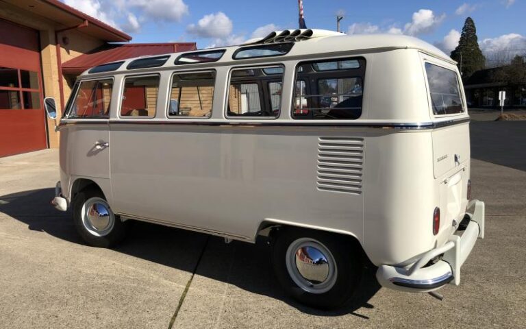 1966 Volkswagen 21 Window Deluxe Microbus p 23 u 3-1