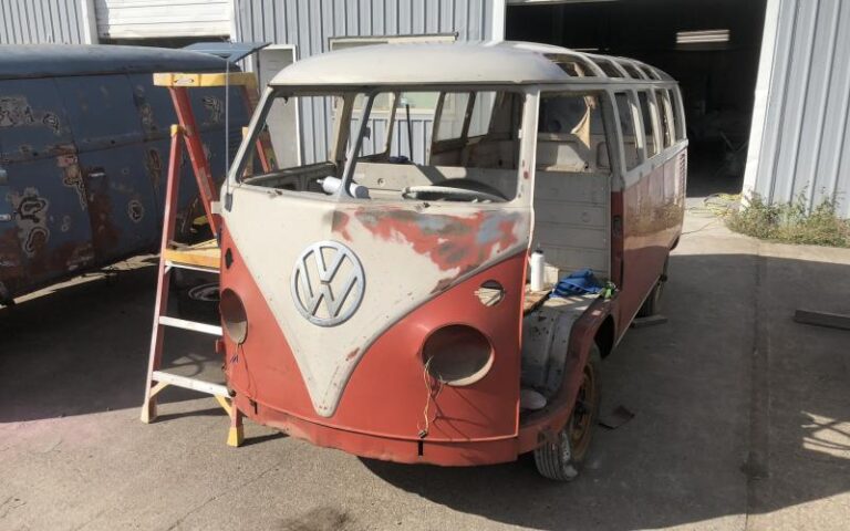SURVIVOR RESTORATION Volkswagen 21 Window Deluxe Bus p 22 u 1-1