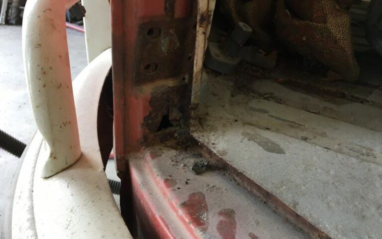 SURVIVOR RESTORATION Volkswagen 21 Window Deluxe Bus p 22 u 1-5